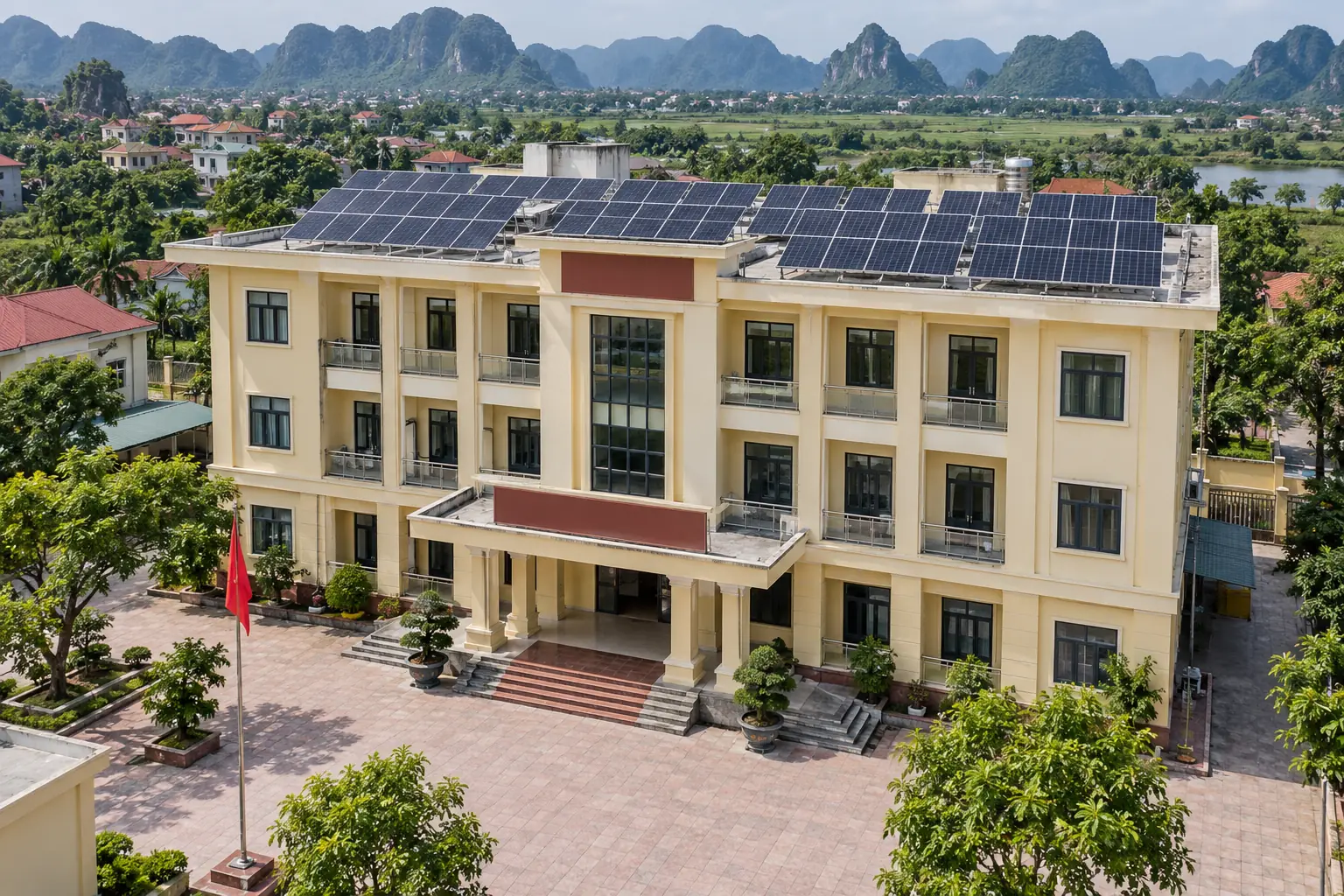 Trụ sở cơ quan có hàng tấm pin mặt trời trên mái bằng